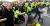 양승태 전 대법원장(왼쪽). 오른쪽 사진은 11일 기자회견 때 양 전 대법원장의 차량으로 접근하려는 시민을 경찰이 저지하는 모습 [뉴스1]