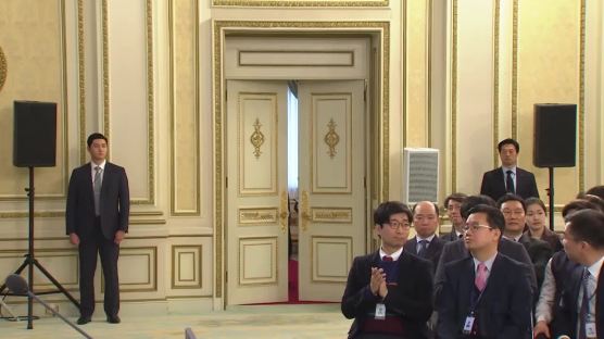 경제 묻자 굳은 표정, 북한 이슈엔 미소…회견 압축한 두 장면