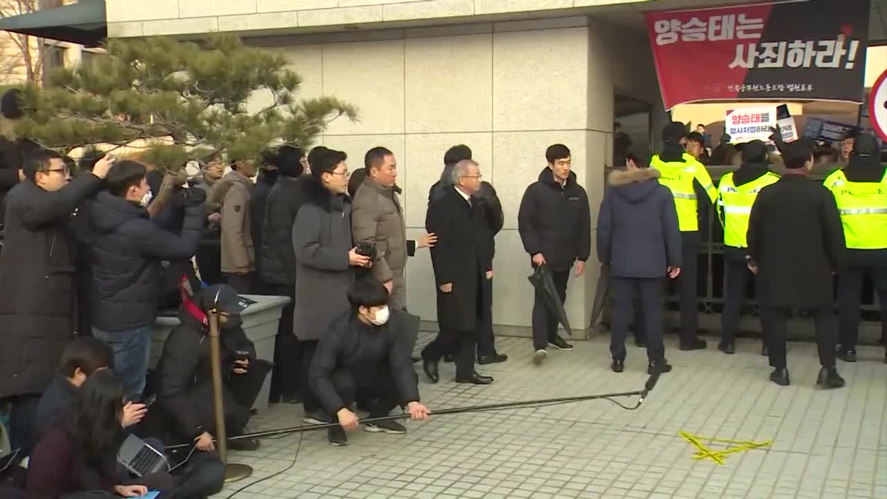 [서소문사진관] 양승태 전 대법원장 검찰 출두에 긴 우산까지 등장한 이유