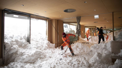 [서소문사진관]호텔 안에서 제설 작업? 폭설로 뒤덮힌 유럽