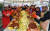지난달 11일 광주 광산구 도산동에서 활동하는 사회단체 회원들이 사랑의 김장김치 나눔 행사를 열고 있다. 김치도 유산균 등 미생물을 활용한 발효식품이다. [연합뉴스]