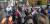  5일 서울역광장에서 열린 101회 태극기집회에서 조원진 대한애국당 대표가 촬영을 부탁한 참가자와 함께 사진 포즈를 취하고 있다. [중앙포토]