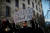 지난 10일(현지시간) 미 연방정부 셧다운으로 생활고에 시달리는 공무원들이 워싱턴에서 시위를 벌이고 있다. [로이터=연합뉴스]
