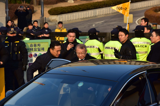 양승태 전 대법원장이 11일 오전 서울 서초동 대법원 청사 정문에서 검찰로 가기 위해 차에 오르고 있다. 오종택 기자