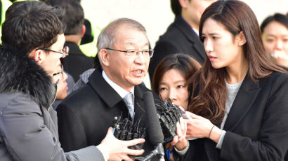 [서소문사진관]양승태, 회견은 검찰 밖에서…포토라인은 그냥 지나쳐