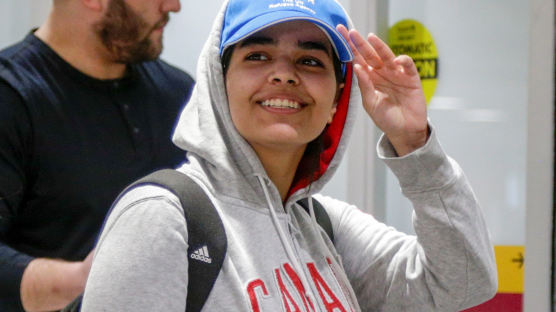 [서소문사진관] 강제송환 위기 18세 사우디 여성, 캐나다 도착