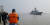 14일 오전 해군 순항훈련전단의 마지막 기항지인 중국 상하이의 우쑹(吳淞) 인민해방군 해군항 부두에서 중국해군과 교민들이 충무공이순신함을 기다리고 있다. [해군 제공]