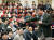 최태원 SK회장이 지난 8일 서울 종로구 SK서린빌딩에서 열린 ‘행복 토크’에서 구성원들과 행복키우기를 위한 작은 실천 방안들에 대해 토론하고 있다. [사진 SK]