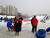 서울 광진구의 뚝섬유원지눈썰매장에서 사람들이 마스크를 쓴 채로 썰매를 타고 있다. 편광현 기자 