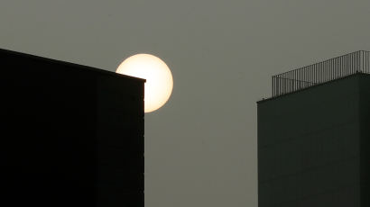 [서소문사진관] 해가 달처럼 떴다! 미세먼지 덮친 도시...