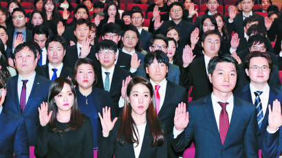 사법연수원 마쳐도 절반이 미취업…1·2등은 김앤장 갔다