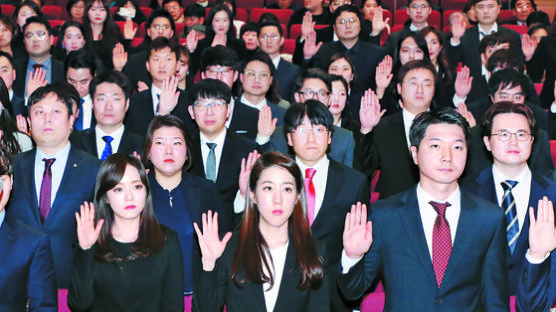 사법연수원 마쳐도 절반이 미취업…1·2등은 김앤장 갔다