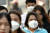방콕 시민들이 14일 보건용 마스크를 쓰고 외출하고 있다. 이날 미세먼지 수치는 위험 수준까지 올랐다. [Xinhua=연합뉴스]