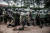 케냐 특수부대 요원들이 15일 이슬람 테러가 발생한 호텔 외곽을 둘러싸고 있다. [AFP=연합뉴스]