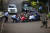 테러 발생 직후 현장 근처의 나이로비 시민들이 차량 뒤로 몸을 피하고 있다. [AP=연합뉴스]