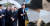 15일 청와대 경내를 산책한 문재인 대통령과 기업인들의 손에 은빛 텀블러가 들려있다. 오른쪽은 마스크 이미지 사진. [청와대 사진기자단, 연합뉴스] 