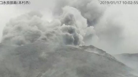일본 규슈 가고시마현, 화산 폭발…연기 500m까지 치솟아