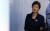 박근혜 전 대통령이 구속 연장 후 첫 공판에 출석하기 위해 2017년 10월 16일 서울중앙지법에 들어서고 있다. [연합뉴스] 