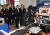 문재인 대통령이 17일 울산시청에서 수소전기차 밸류체인 전시를 관람하고 있다. [청와대사진기자단]