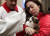  17일 스페인 마드리드의 산 안톤성당에서 한 신부가 고양이에게 성수를 뿌리고 있다.[AP=연합뉴스]