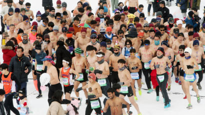 [서소문사진관]황태덕장 사이로 찬바람 가르며...대관령 알몸마라톤 대회 열려