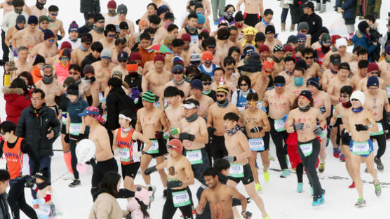 [서소문사진관]황태덕장 사이로 찬바람 가르며...대관령 알몸마라톤 대회 열려