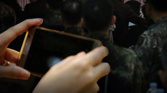 군대서도 휴대폰 쓰게 된 군인들…병사 전용 요금제 신설될까