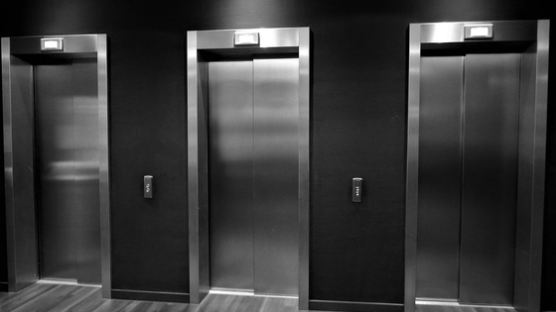 문 잘못 열린 엘리베이터…초등생 아래로 떨어져 부상