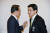 2014년 11월 국무회의를 앞두고 당시 김기춘 대통령 비서실장(왼쪽)과 황교안 법무부 장관이 얘기를 나누고 있다. [청와대사진기자단]