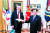 도널드 트럼프 대통령이 18일 워싱턴DC 백악관 집무실에서 김영철 북한 노동당 부위원장으로부터 김정은 국무위원장의 친서를 받고 있다.[사진 트위터]