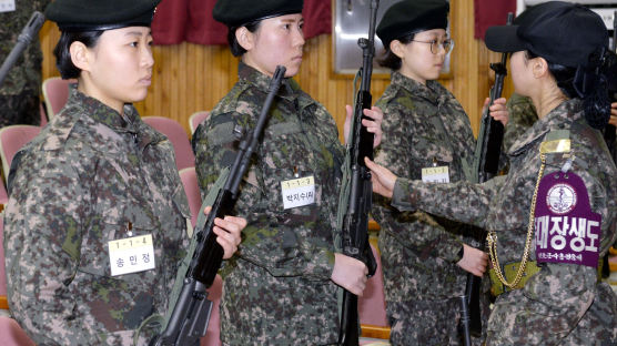 [서소문사진관] K2 소총 든 간호예비생도 91명 군사훈련 입소식 가져