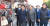 문재인 대통령(가운데)이 3일 서울 성동구 성수 수제화 희망플렛폼을 방문해 수제화 거리를 돌아보며 설명을 듣고 있다. [청와대사진기자단]