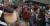 홍은동 사저에서 출퇴근 하던 문재인 대통령이 2017년 5월13일 청와대 이사를 앞두고 홍은동 주민들과 인사를 나누고 있다. [사진 온라인 커뮤니티]
