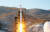 2012년 12월 북한 평안북도 동창리 미사일 시험장에서 장거리 로켓 은하 3호가 발사되고 있다. 김정은 위원장은 9월 평양공동선언에서 비핵화 선제조치로 이곳을 영구 폐쇄하겠다고 밝혔다. / 사진:연합뉴스