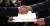 21일 오후 서울 용산구 국립한글박물관에서 열린 국적증서 수여식에서 한 귀화 허가자가 박상기 법무부 장관에게 증서를 받고 악수하고 있다. [연합뉴스]