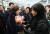 자유한국당 나경원 원내대표가 22일 목포역에 도착하자 나사모 회원들이 꽃다발을 주고 있다. [프리랜서 장정필]