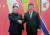 김정은 위원장이 1월 8일 중국 인민대회당에서 시진핑 주석과 만나 기념촬영을 하고 있다. / 사진:연합뉴스