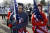 오클라호마주 와고너에서 킹 목사 추모 행사에 참가한 학생들이 미국 국기를 들고 추위에 몸을 움츠리고 있다. [AP=연합뉴스]