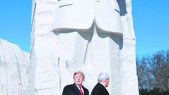 [사진] 트럼프, 마틴 루서 킹 기념비 참배
