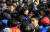 손혜원 의원이 23일 전남 목포시 대의동 문화재 거리를 찾아 기자간담회에 앞서 시민들에게 손을 흔들어 인사하고 있다. 프리랜서 장정필