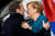 22일(현지시간) 독일 아헨시청에서 열린 협정 조인식에서 포옹하며 친분을 과시하는 메르켈 독일 총리와 마크롱 프랑스 대통령. 이날 양국은 우호와 협력을 증진시키는 &#39;아헨 협정&#39;을 체결했다. [EPA=연합뉴스]