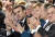  22일(현지시간) 독일 아헨시청에서 열린 협정 조인식에서 나란히 박수를 치고 있는 마크롱 프랑스 대통령과 메르켈 독일 총리. 이날 양국은 56년 된 엘리제 협정을 대신하여 우호와 협력을 증진시키는 내용의 &#39;아헨 협정&#39;을 체결했다. [EPA=연합뉴스]