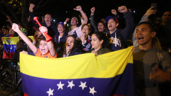 베네수엘라 반정부 주도한 35세···트럼프 "임시대통령 인정"