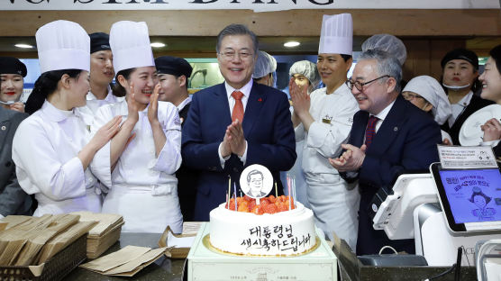 빵집에서 깜짝 생일 축하 받은 문재인 대통령, 케이크엔 동안 얼굴이