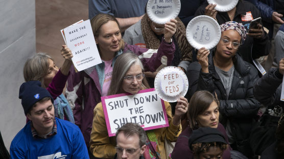 [서소문사진관] 미국 정부 셧다운에 접시 들고 시위하는 연방 공무원