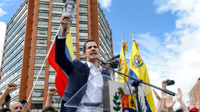 좌파 베네수엘라 뒤엎었다···35세 '셀프 대통령' 과이도