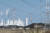 당진화력 발전소와 발전소에서 생산된 전기를 운반하는 송전탑. [사진 당진시]