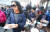 손혜원 무소속 의원이 기자회견을 연 23일 전남 목포 역사문화거리 박물관 건립 예정지에서 앞에서 시민들이 떡을 무료로 나눠주고 있다. [프리랜서 장정필]
