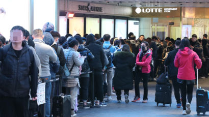 서울서 면세점 쇼핑 즐기는 중국인, 고궁 둘러보는 미국인