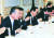 김영삼 전 대통령이 청와대에서 국무위원들과 함께 칼국수를 먹고 있다. [중앙포토]